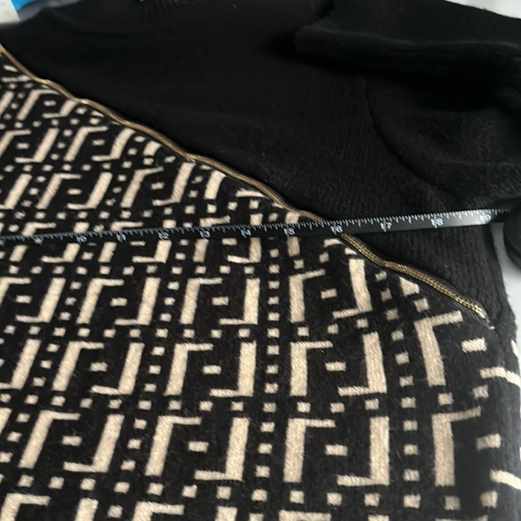 Beautiful Stylish Sweater w/Zipper - Size Small - Picture 10 of 12
